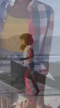 Sahildeki Afro-Amerikan ailesinin üzerindeki şekillerin animasyonu. Soyut arkaplan, aile ve tatil kavramı dijital olarak oluşturulmuş video.