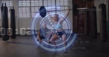 Dişi sporcu halterle çömeldi çünkü halterler geri bildirim formunu gösteriyor. Spor, güç, antrenman, spor, biyomekanik, yenilik, açık hava