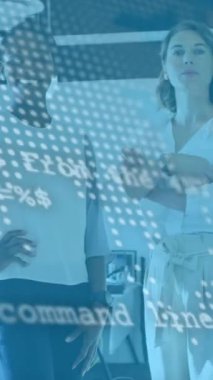 Ofisteki çeşitli iş adamları üzerinde finansal veri işleme animasyonu. Küresel iş ve dijital arayüz kavramı dijital olarak oluşturulmuş video.