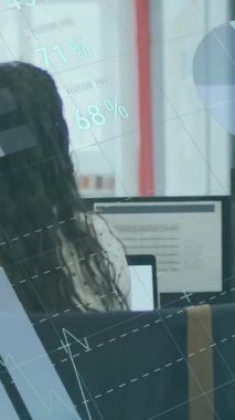 Yüz maskesi takmış beyaz iş adamının veri işleme çalışmalarının animasyonu. Dijital olarak üretilen küresel covid 19 salgın, iş, bilgisayar ve veri işleme kavramı.