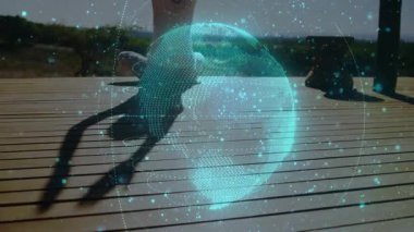 Yoga pratisyeni ağırlığı güvertedeki hamleye kaydırıyor ve fitness tanıtımı için teknolojik küreyi çalıştırıyor. Farkındalık, denge, dinginlik, dijital, fütüristik, açık hava, refah