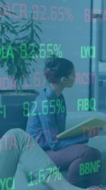 Ofis toplantısındaki çeşitli iş adamlarıyla ilgili borsa veri animasyonu. finans, takım çalışması, teknoloji, şirket