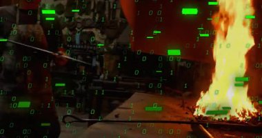 Smith, yeşil ikili kod kaplama atölyesi ile ısıtmak için fırına çelik çubuk sokuyor. Sanatçılık, zanaat, sanayi, teknoloji, yenilik, atölye, imalat