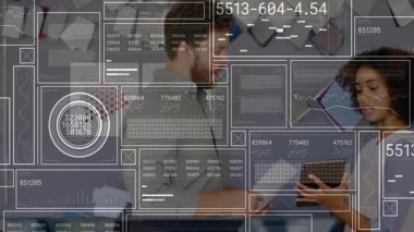 Erkek işaret tableti iş konuşmaları, kadın çizelgelere dokunuyor ve raporları üst üste koyuyor. İşbirliği, takım çalışması, analiz, yenilik, tartışma, profesyonellik, strateji