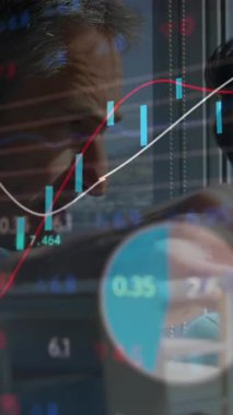 Mimarlar ofislerinde bina modelini tartışıyorlar..