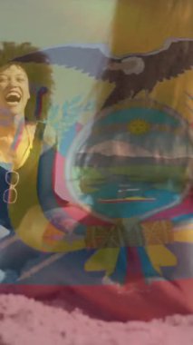 Sahilde eğlenen farklı arkadaşların üzerinde sallanan ekvador bayrağının animasyonu. Dijital bileşim, çoklu pozlama, birliktelik, arkadaşlık, özgürlük, hükümet ve vatanseverlik kavramı.