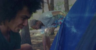 Arkadaşlarımız kamp alanına geliyor. Mavi kubbe çadırını açıyorlar ve kamp yeri için kazıkları güvenceye alıyorlar. Macera, açık hava, keşif, doğa, takım çalışması, kırsal alan, esneklik