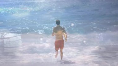 Yetişkin erkek sörfçü dalgalarla okyanus verilerini görselleştirerek düğüm ağı oluştururken sörf yapıyor. Okyanus, teknoloji, bağlantı, dijital, spor, kıyı, yenilik