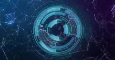 Başlangıçta dairesel arayüz katmanları dönüyor ve paneller küresel ağ akışını görselleştirerek kayıyor. Teknoloji, bağlantı, yenilik, fütüristik, mühendislik, veri, dijital