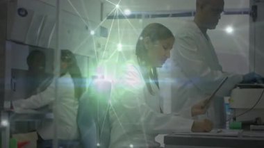 Meslektaşlar pipet ve işletim cihazı kullanırken, laboratuvar bilim adamı tableti fırlatma verilerini üst üste koyuyor. Araştırma, yenilik, kesinlik, işbirliği, teknoloji, keşif, bilimsel