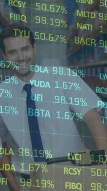 Depoda çalışan kadın ve erkeklerin finansal veri işleme animasyonları. küresel gönderim ve bağlantılar konsepti dijital olarak oluşturulmuş video.