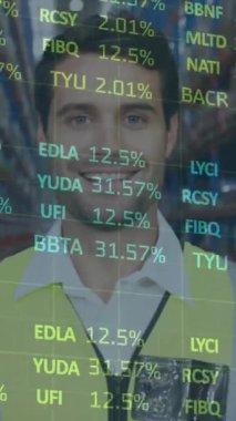 Depoda çalışan adamın finansal veri işleme animasyonu. küresel gönderim ve bağlantılar konsepti dijital olarak oluşturulmuş video.