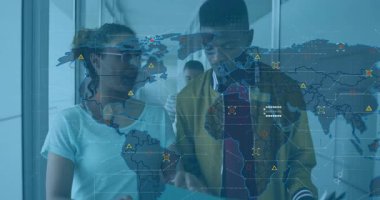 Meslektaşlar yürüme koridorunu etkinleştirirken teknoloji haritası dizini incelerken izleme verilerini örtüyor. İşbirliği, yenilik, teknoloji, analitik, fütüristik, bağlantı, profesyonellik