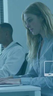 Ofiste dizüstü bilgisayar kullanan çeşitli meslektaşlar üzerinde medya simgeleri ve diyagramlarının animasyonu. Küresel iş ve dijital arayüz kavramı dijital olarak oluşturulmuş video.