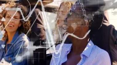 Sürücü yolcuya doğru bakıyor ve yolculuk boyunca dalgalanan dalgaların görüntüsünü paylaşıyor. Macera, dostluk, rahatlama, sahil, yaz, açık hava, manzara