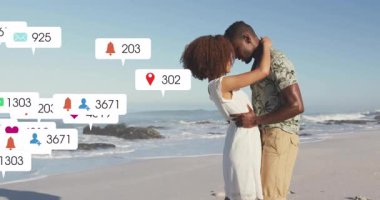 Sahilde kucaklaşan bir çift, sosyal medya tebligatını başlatıyor. Romantizm, bağlantı, dinginlik, dijital, teknoloji, açık hava, iletişim