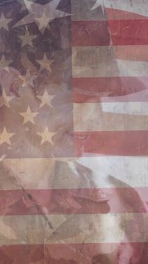 Amerikan bayrağı üzerinde eşiyle gülümseyen erkek askerlerin animasyonu. Vatanseverlik, silahlı kuvvetler ve eve dönüş konsepti dijital olarak oluşturulmuş video.