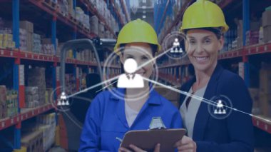 Depo personeli pano hedefini tutuyor. Bağlantıları göstermek için ağ örtüsü büyüyor. Endüstriyel, takım çalışması, iletişim, işbirliği, lojistik, bağlantı, şirket