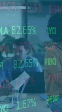 Ofiste çalışan iş adamları üzerinde borsa veri animasyonu. Finans, analitik, takım çalışması, teknoloji, ticaret