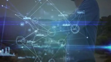 Sahilde silah çeken bir adam, holografik veri ağını teknoloji analizi için manipüle ediyor. Gelecek, teknoloji, arayüz, kıyı şeridi, jest, yenilik, görselleştirme