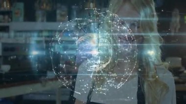 Kahveci teknisyeniyle tableti tıklatıp hologram küresindeki ağ verilerini görselleştiriyor. Gelecek, işbirliği, dijital, yenilik, yüksek teknoloji, çalışma alanı, analitik