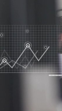 Ofisteki çeşitli meslektaşların beyin fırtınalarıyla ilgili finansal veri işleme animasyonları. Küresel finansman, iş ve dijital arayüz kavramı dijital olarak oluşturulmuş video.