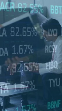 Beyaz erkek meslektaşların koltukta dizüstü bilgisayarla tartıştıkları ticaret kurulunun animasyonu. Dijital bileşik, çoklu pozlama, iş, borsa, yatırım ve teknoloji.