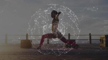 Pembe hasırın üzerine basan, savaşçı II pozunu veren kadın, ağ küresi titreşimi ile. Sağlık, meditasyon, dinginlik, dijital, modern, açık hava, güç