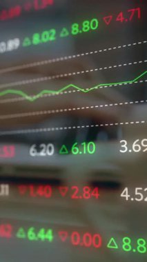 Kafede dizüstü bilgisayar kullanan bir kadının orta kesiminde borsa veri işleme animasyonu. Küresel ekonomi ve iş veri teknolojisi kavramı