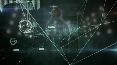 Ağ çöktükten sonra, erkek bilgisayar simülasyonunda kollarını kaldırıyor, ağ kontrolü için düğümleri etkinleştiriyor. Gelecekçi, yenilikçi, sanal alan, dijital, bağlantı arayüzü, teknoloji