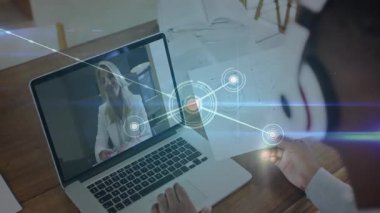 Uzak kullanıcı akıllı telefonu dinliyor ve iş verilerini gösteren laptop ekranını kapsayan düğümler başlatılıyor. Teknoloji, bağlantı, dijital, profesyonel, iletişim, modern, yenilikçi