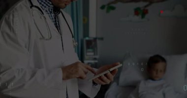 Doktor tablet ekranını tıklatıyor ve koğuştaki hastayı izlerken tıbbi kodu etkinleştiriyor. Sağlık, teletıp, dijital, yenilik, pediatrik, tanı, modern