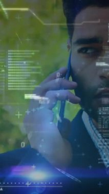 Açık havada akıllı telefondan konuşan bir adamın veri işleme arayüzünün animasyonu. Bilgisayar arayüzü ve iş teknolojisi kavramı