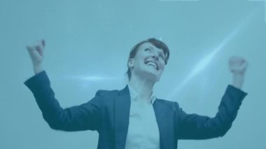 İş kadını yumruk tokuşturuyor gülümsüyor kollarını kaldırıyor dijital çizgilerle seviniyor, parçacıklar sürükleniyor. Kutlama, başarı, güç, coşku, başarı, motivasyon, pozitiflik