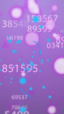 Çoklu değişen numaraların animasyonu ve mor arka planda güvenlik asma kilidi simgesi. Siber güvenlik ve iş teknolojisi kavramı