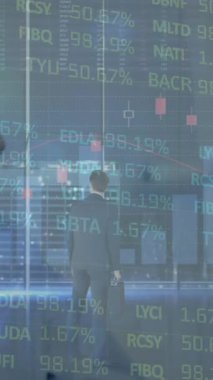 Doktor ve hasta üzerinde finansal veri işleme animasyonu. Küresel tıp, sağlık hizmetleri, bilgisayar, finans, iş ve veri işleme kavramı dijital olarak oluşturulmuş video işleme kavramı.