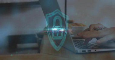Kalkan simgesi dizüstü bilgisayarda beliriyor eller yazarken ve güvenlik taraması yaparken ışık çizgileri süpürüyor. Siber güvenlik, koruma, dijital, teknoloji, yenilik, gizlilik, modern