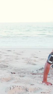 Sahilde egzersiz yapmak, okyanus üzerinde fitness izleyici animasyonuyla şınav çekmek. egzersiz, egzersiz, sağlık, teknoloji, açık hava, sağlık