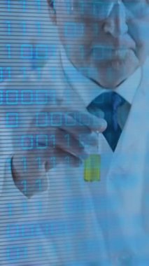 Laboratuvarda çalışan beyaz erkek bilim adamının veri işleme animasyonu. Küresel bilim, bilgisayar ve dijital arayüz kavramı dijital olarak oluşturulmuş video.