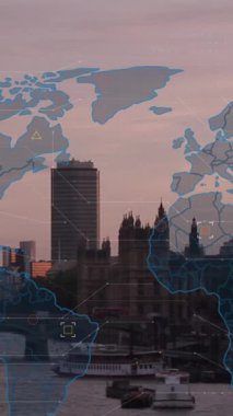 Londra şehir haritası üzerinde dünya haritası ve veri işleme animasyonu. Küresel iş, finans, hesaplama ve veri işleme kavramı dijital olarak oluşturulmuş video.