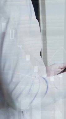 Veri işleme animasyonu ve ofisteki Kafkas işadamının üzerinden geçen insanlar. Küresel iş, finans ve dijital arayüz kavramı dijital olarak oluşturulmuş video.