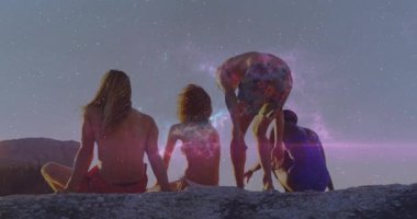 Bulutsu, alacakaranlık okyanus arkadaşı tarafından, arkadaşların arkasında kalp oluşturur. Kozmik, yoldaşlık, alacakaranlık, doğa, dinginlik, bağlantı, macera