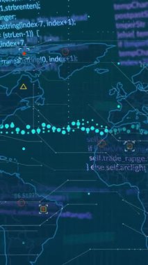 Ekrandaki dünya haritasında programlama kodu ve veri görselleştirmesi canlandırılıyor. Teknoloji, kodlama, küresel, bilgisayar, animasyon, haritalama