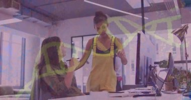 Ofis sohbeti sırasında oturduğu yerden dokümanlara bakıp kahve fincanını meslektaşına uzatıyor. İşbirliği, takım çalışması, iletişim, profesyonellik, modernlik, üretkenlik, arkadaşlık