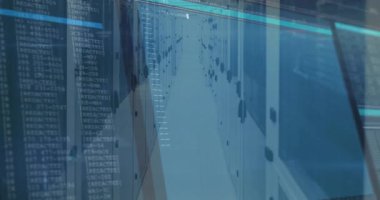 Parlak tarama hattı kod sütunlarını başlatıyor, sunucu koridorunda veri akışını gösteren haritalar oluşuyor. Teknoloji, siber güvenlik, yenilik, dijital, veri, ağ, fütüristik