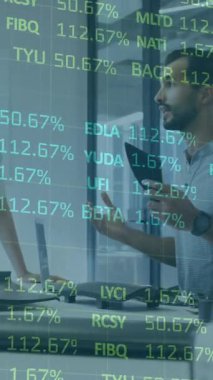 Çeşitli iş arkadaşlarının dijital tabletteki raporları tartışarak ticaret kurulunun animasyonu. Dijital bileşik, çoklu pozlama, iş, takım çalışması, planlama, borsa ve teknoloji.