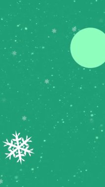 Dağların ve evlerin yeşil arka planda olduğu kış manzarasına yağan karın animasyonu. Noel şenliği ve kutlama konsepti