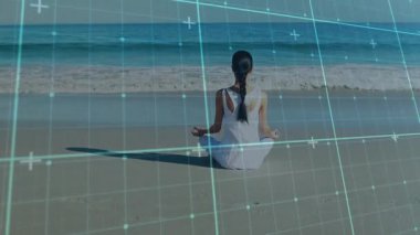 Sahilde meditasyon yapan bir kadın, dijital şebeke teknolojisi, duruş taraması ve sakinlik dalgaları. Meditasyon, sükunet, teknoloji, dinginlik, farkındalık, kıyı, gelecekçilik