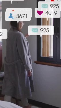 Camdan bakan beyaz kadın üzerinde medya simgelerinin canlandırılması. Teknoloji, yaşam tarzı ve dijital arayüz kavramı dijital olarak oluşturulmuş video.