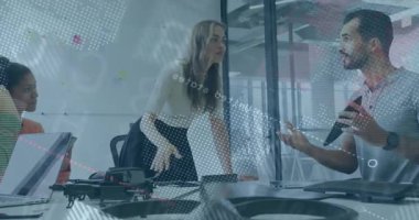 Ayakta duran ve masa başı işine yaslanan bir kadın İHA 'nın etrafında dizüstü bilgisayarlı tabletlerle plan yapıyor. İşbirliği, takım çalışması, yenilik, modern, profesyonel, başlangıç, beyin fırtınası